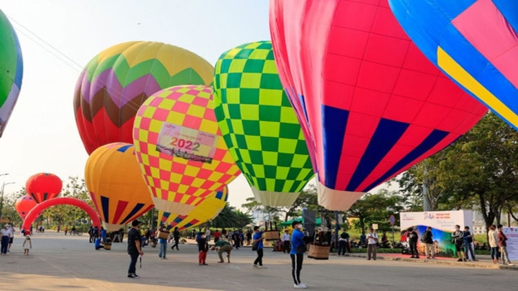 Hanoi capital kick-starts tourism year with hot air balloon show